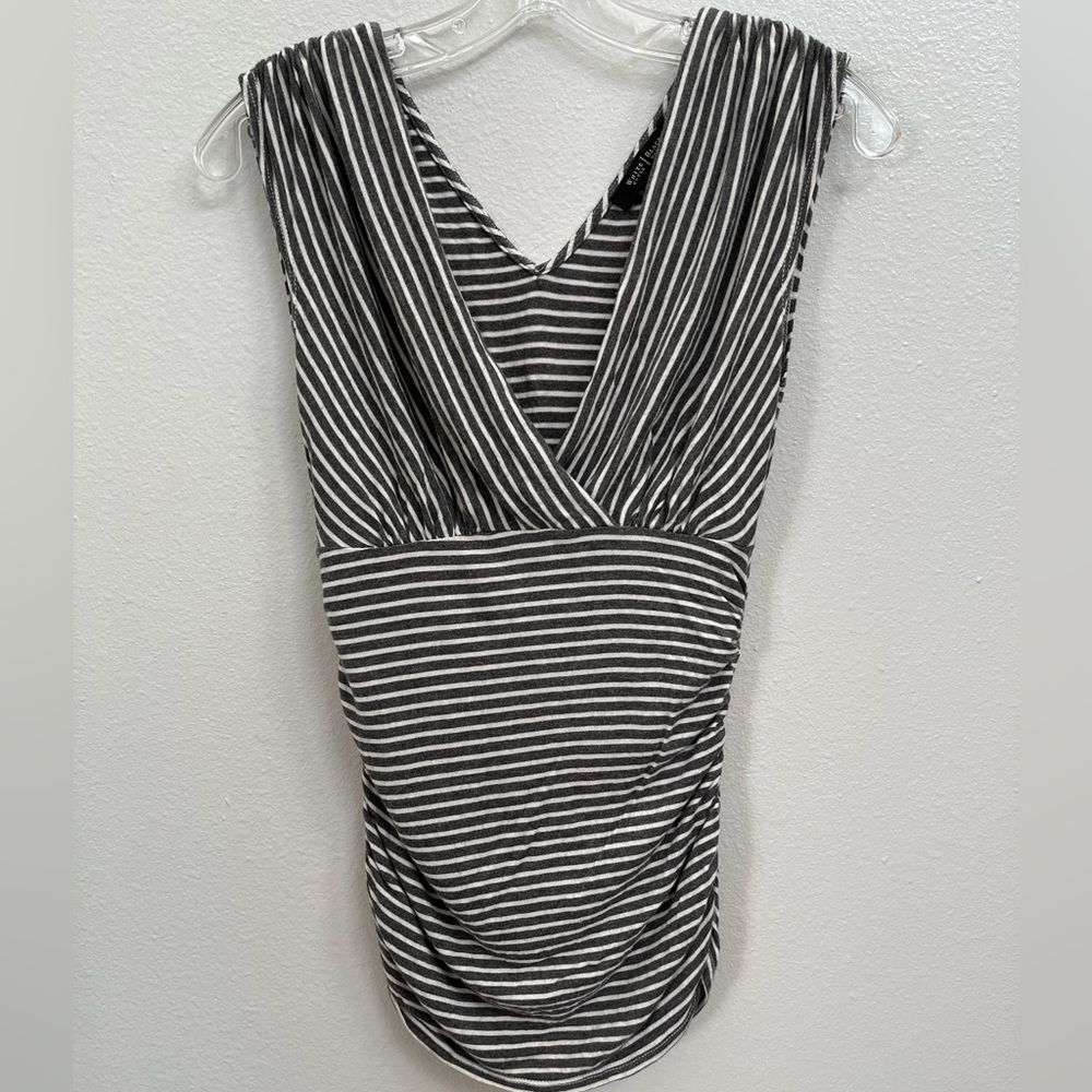 𝅺White House/Black Market stretch top. XS. Black and‎ white stripe.